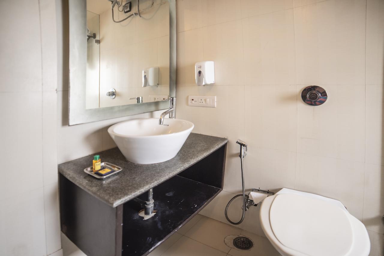 Fabhotel Anutham Saket New Delhi Bagian luar foto