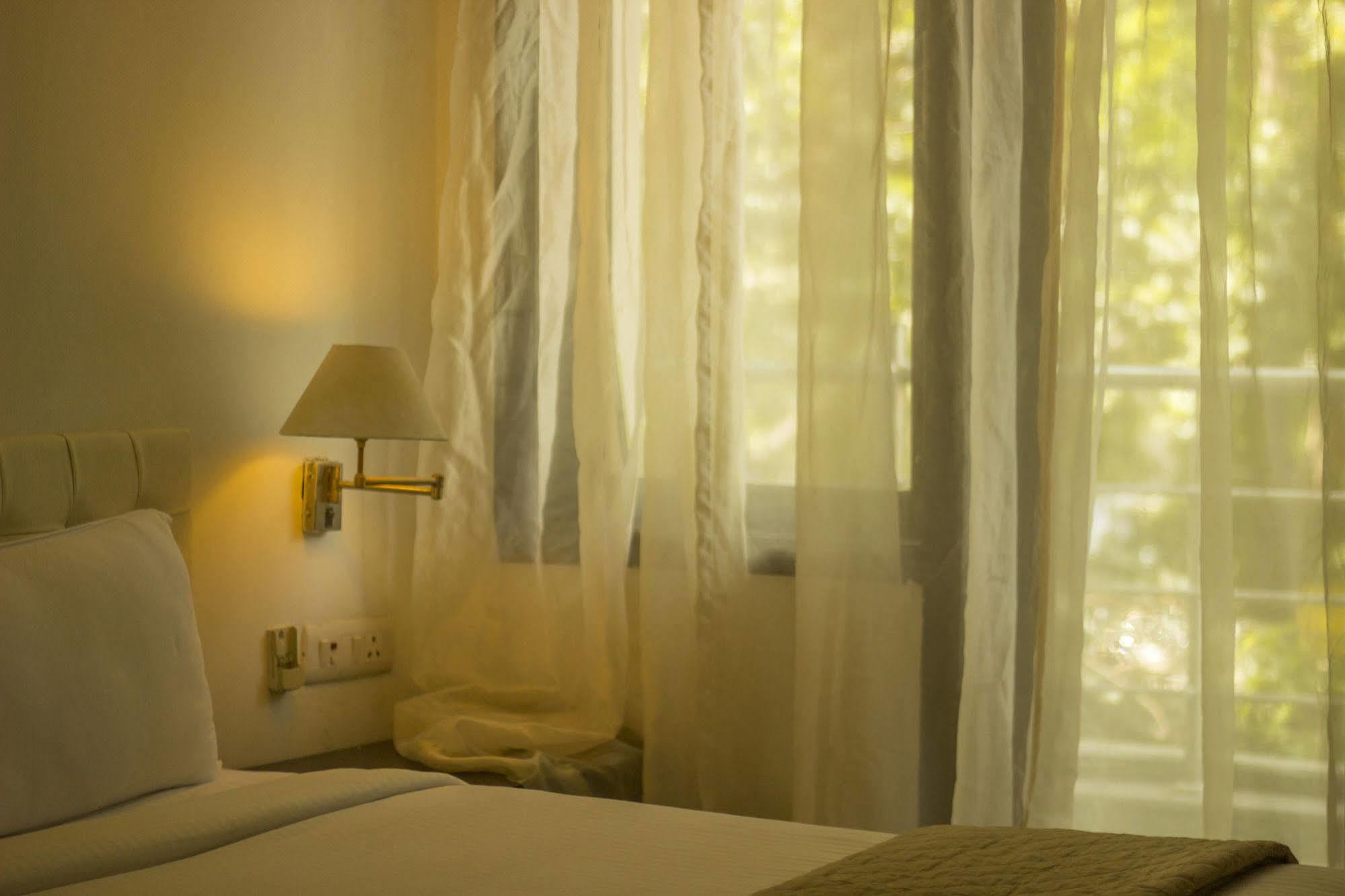 Fabhotel Anutham Saket New Delhi Bagian luar foto