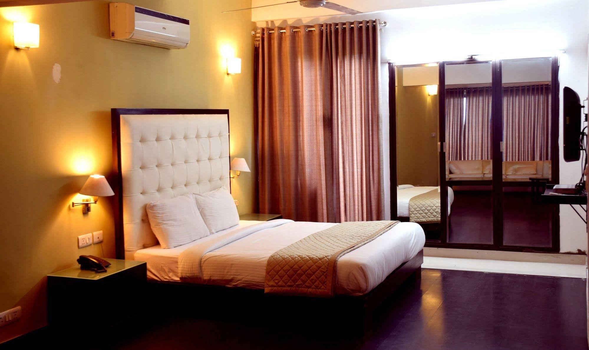 Fabhotel Anutham Saket New Delhi Bagian luar foto