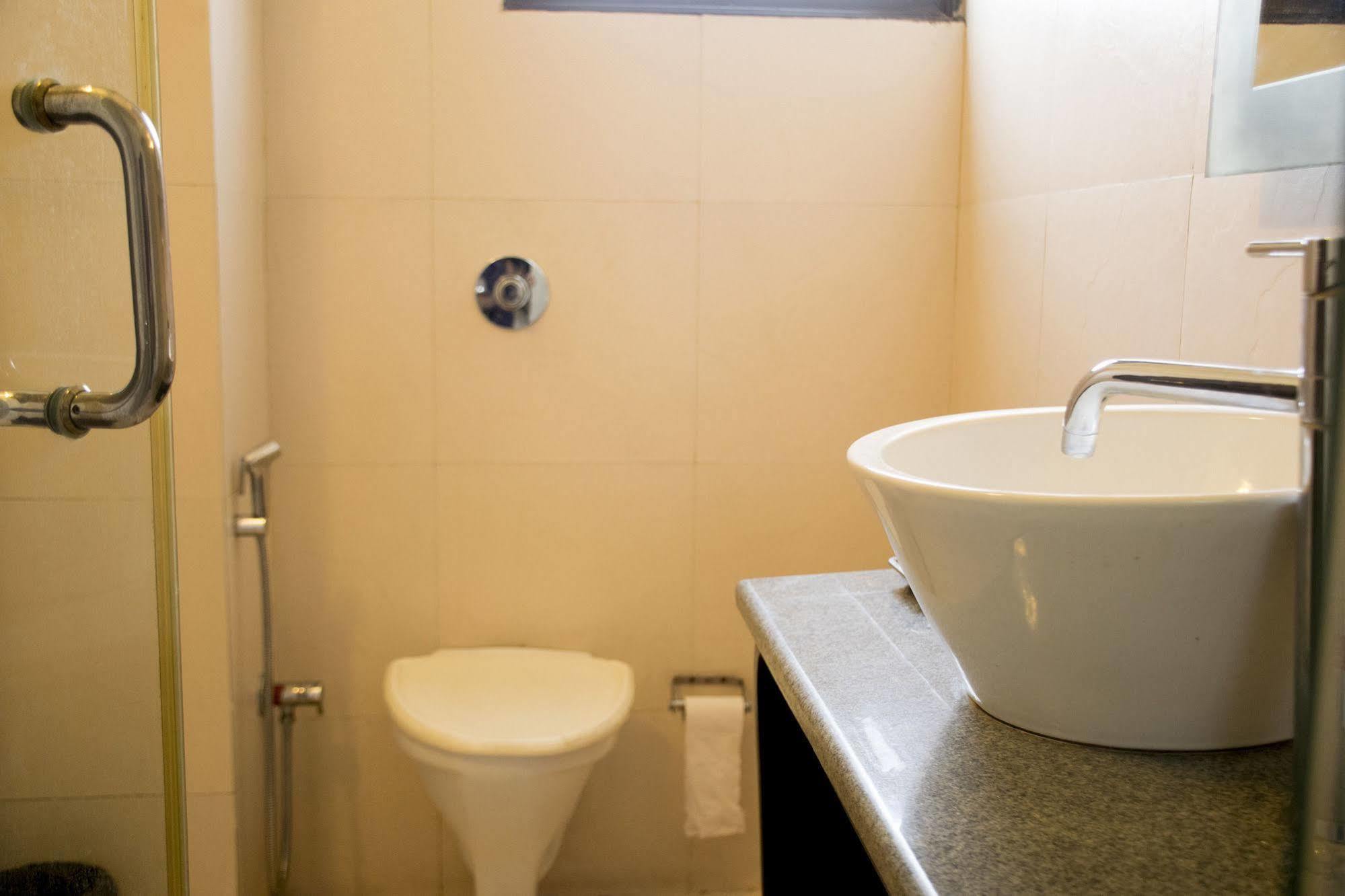 Fabhotel Anutham Saket New Delhi Bagian luar foto