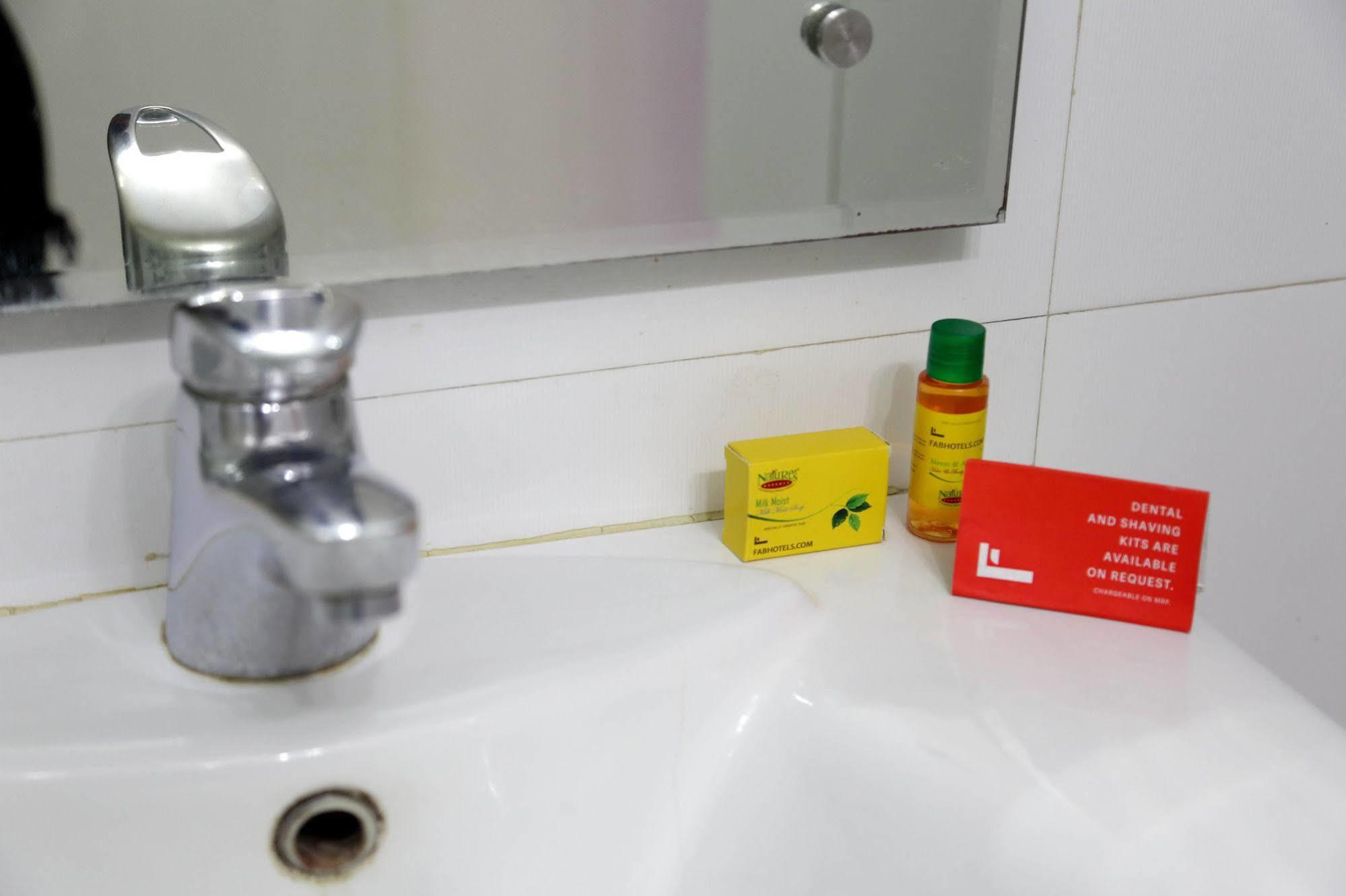 Fabhotel Anutham Saket New Delhi Bagian luar foto