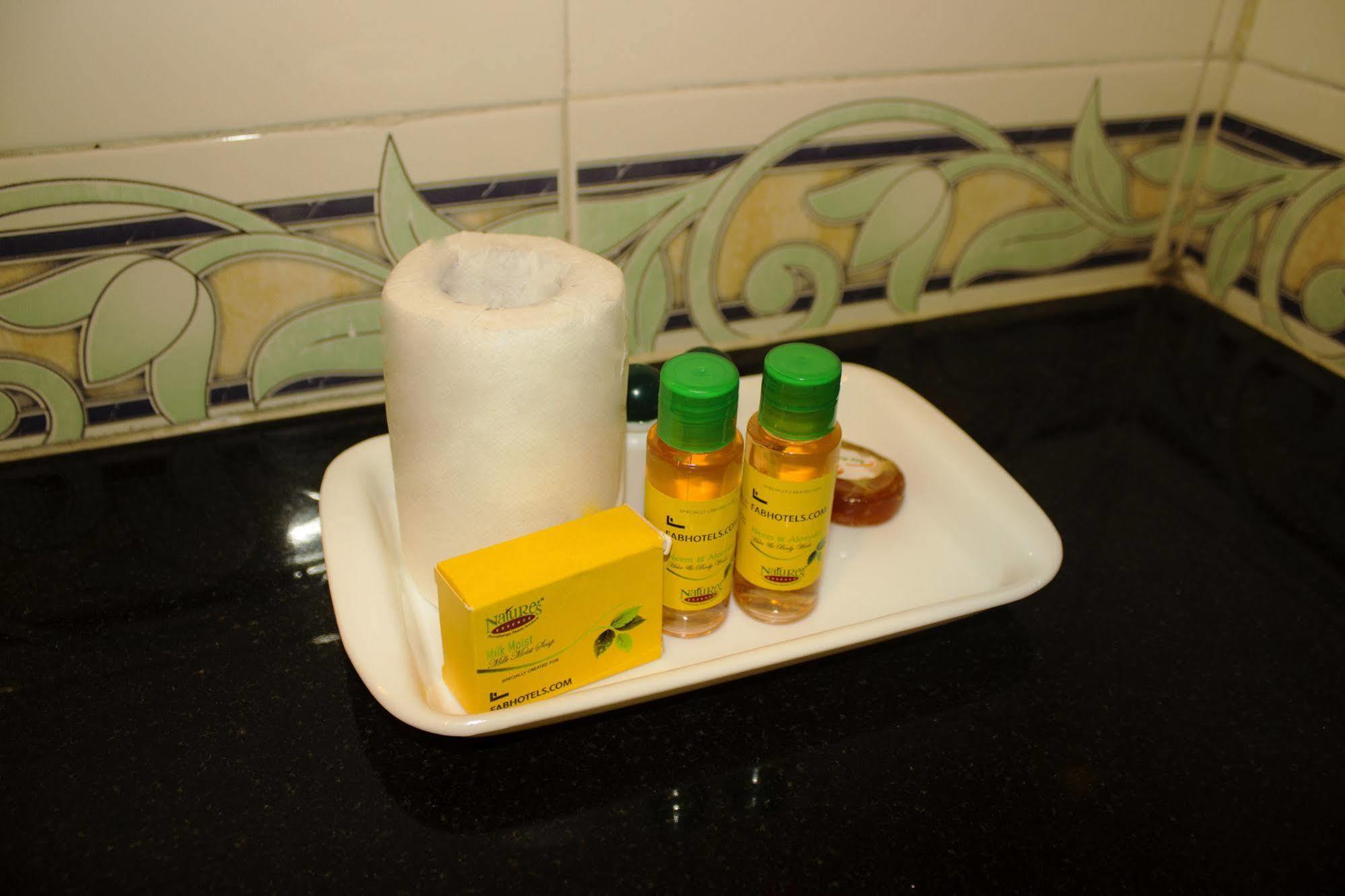 Fabhotel Anutham Saket New Delhi Bagian luar foto