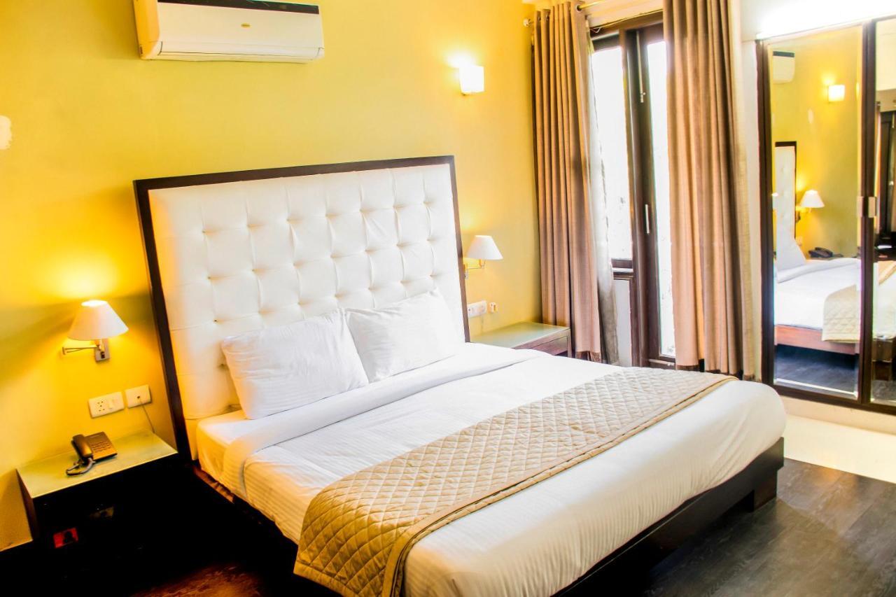 Fabhotel Anutham Saket New Delhi Bagian luar foto